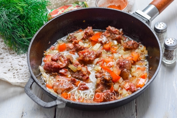 Положить тушенку к овощам