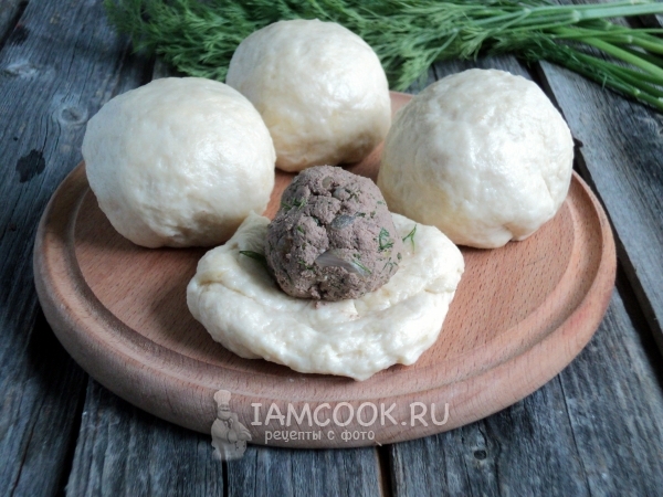 Положить на тесто начинку