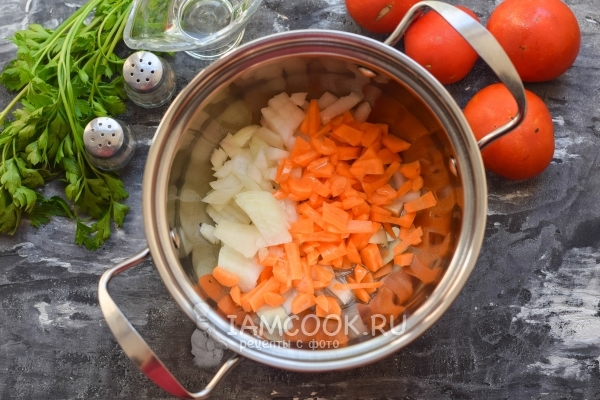 Обжарить лук с морковью