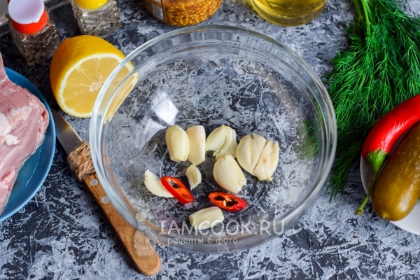 Порезать перец и чеснок