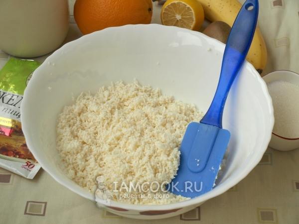 Протереть творог через сито