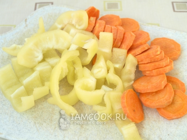 Порезать перец и морковь