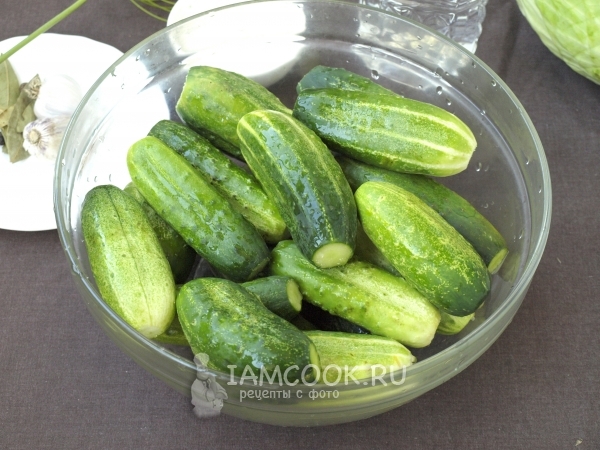 Помыть огурцы