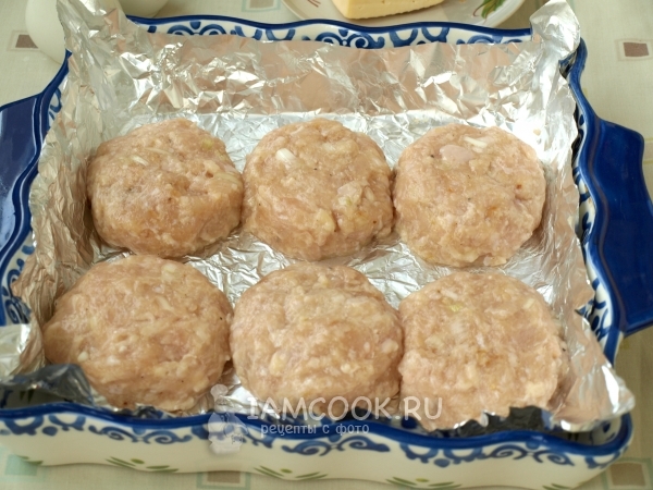 Положить котлеты на фольгу