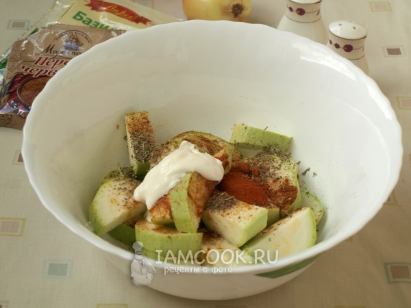 Соединить кабачки со сметаной и специями