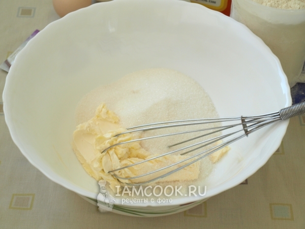 Соединить масло с сахаром