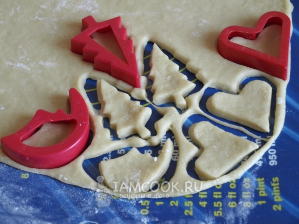 Вырезать из теста фигурки