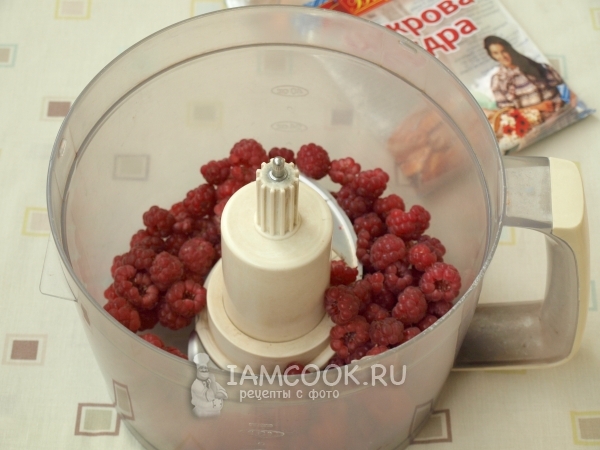 Положить малину в блендер