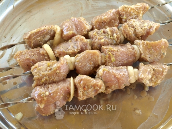 Нанизать мясо на шампуры