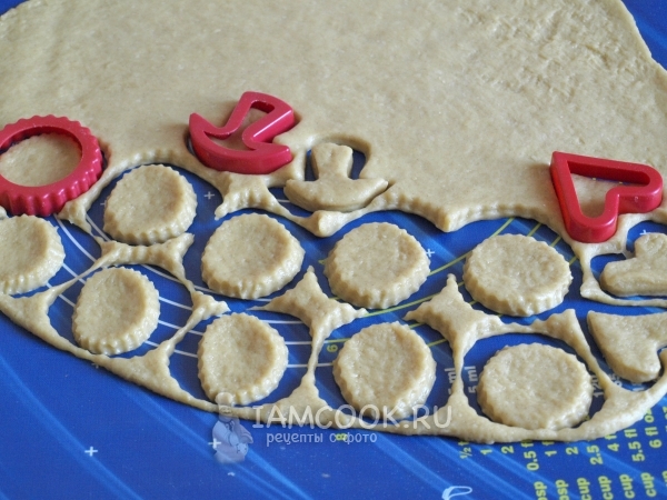 Вырезать из теста фигурки