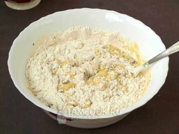 Всыпать муку