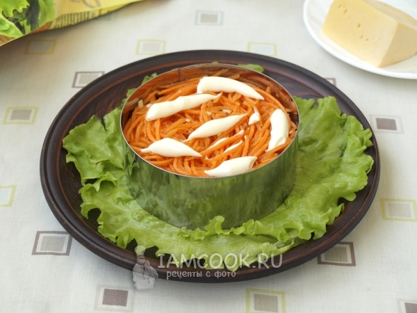 Положить слой моркови с майонезом