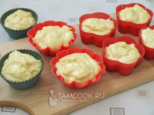 Положить тесто в формочки