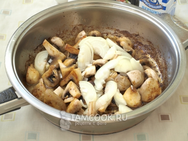 Добавить лук и грибы