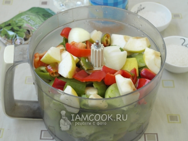 Положить овощи в комбайн