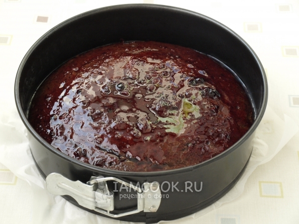 Смазать бисквит смородиной с сахаром