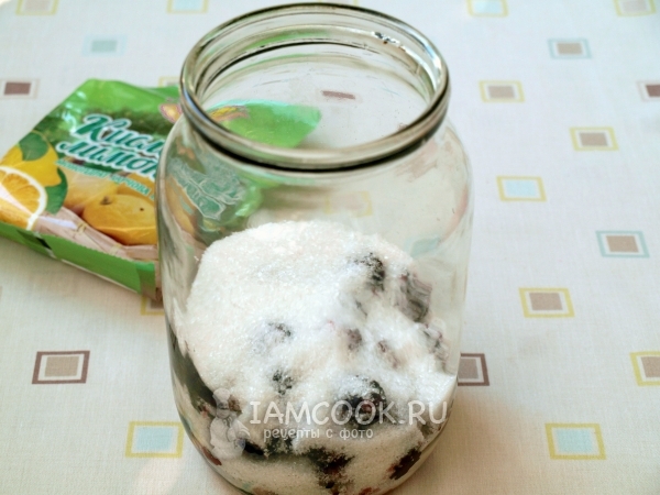 Всыпать сахар и лимонную кислоту