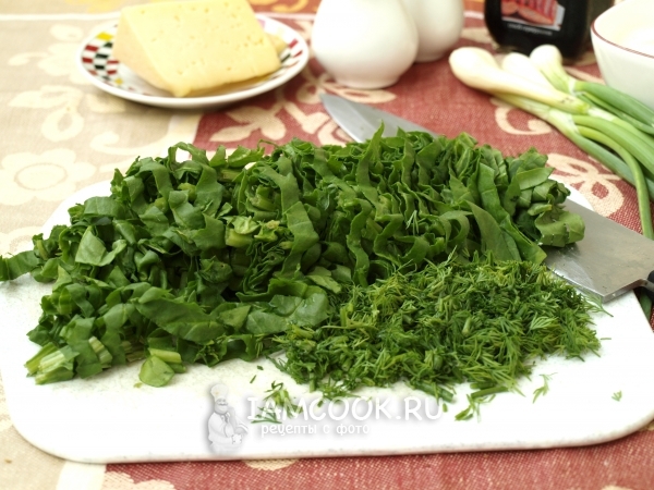 Нарезать шпинат и укроп