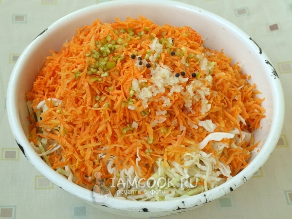 Добавить морковь, перец и чеснок