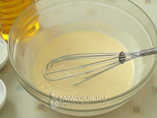 Всыпать муку и размешать тесто