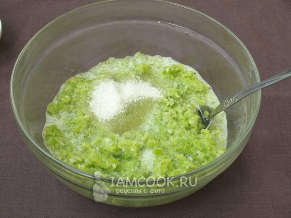 Добавить соль, сахар и уксус