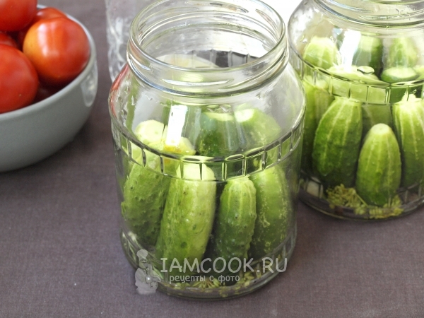 Положить в банки огурцы