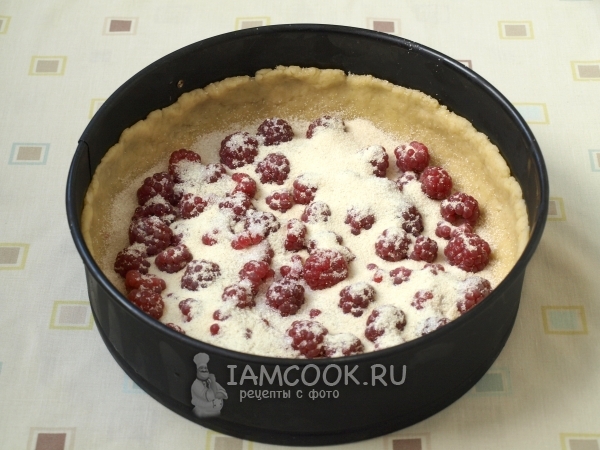 Положить ягоды с сахаром и манкой