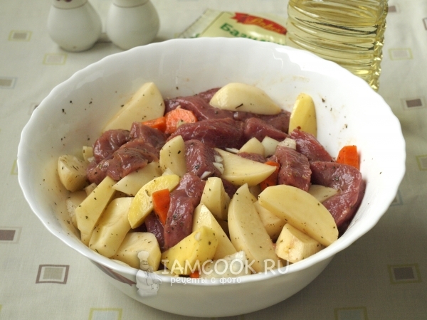 Положить мясо к овощам