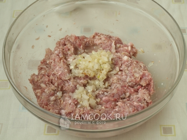 Добавить лук и чеснок