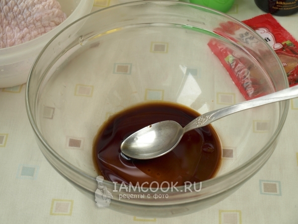 Соединить масло, сок лайма и соевый соус