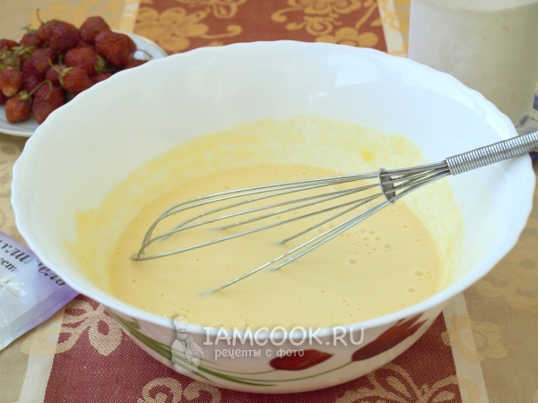 Влили молоко в массу