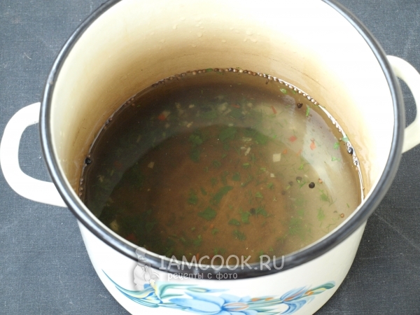 Слить с банки воду