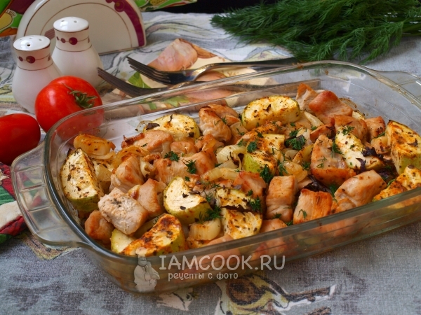 Готовая индейка с кабачками в духовке