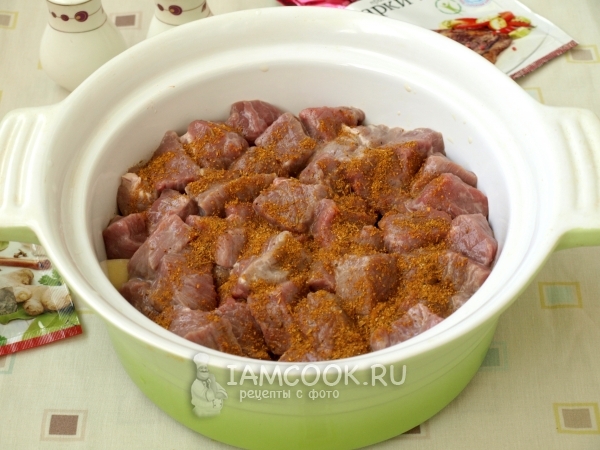 Посыпать мясо специями