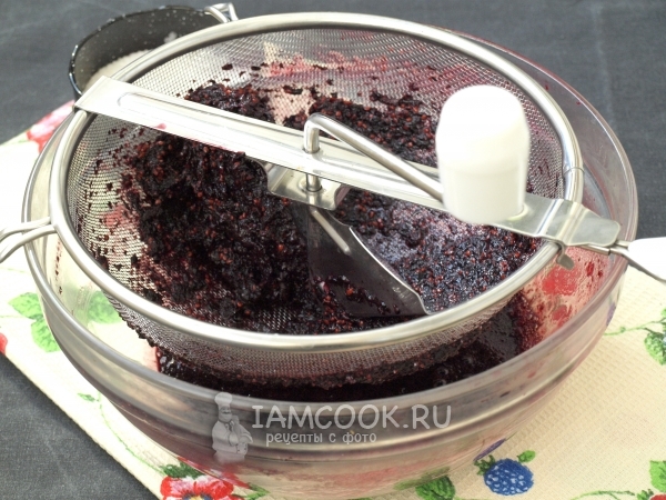Протереть шелковицу через сито