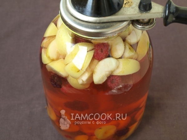 Закатать банку крышкой