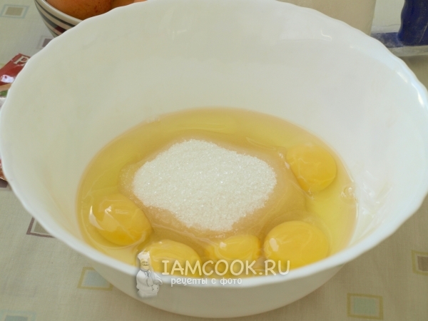 Соединить яйца с сахаром