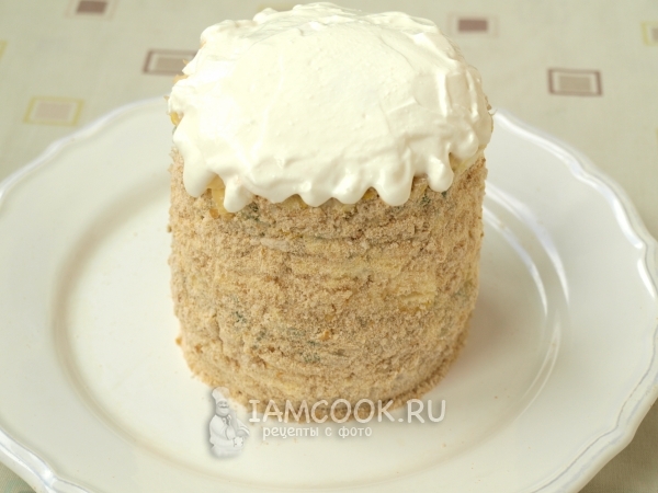 Смазать верх салата сметаной