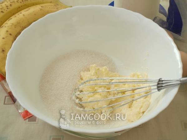 Соединить масло с сахаром