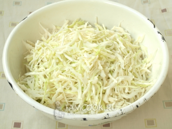 Нарезать капусту