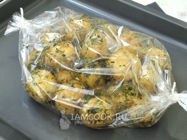 Положить картофель в рукаве на противень
