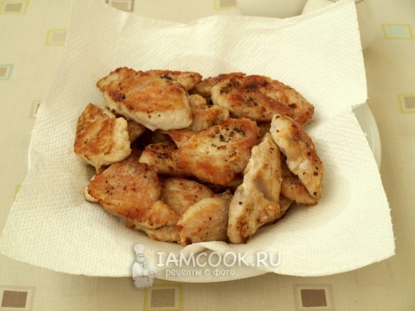 Выложить мясо на салфетку