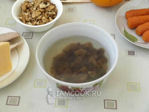 Залить изюм кипятком