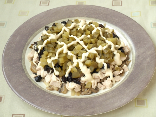 Положить огурцы