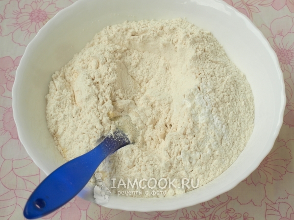 Смешать муку с разрыхлителем