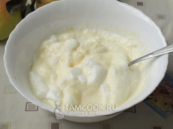 Ввести взбитые белки