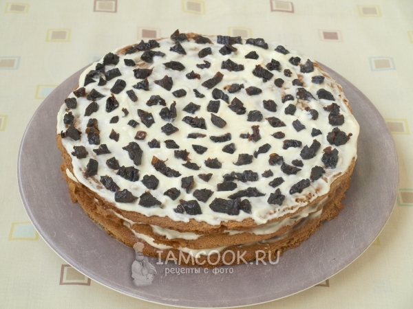 Положить на корж крем и чернослив