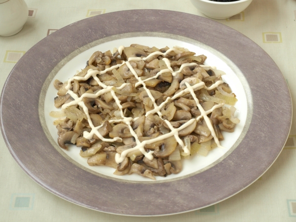 Полить грибы майонезом