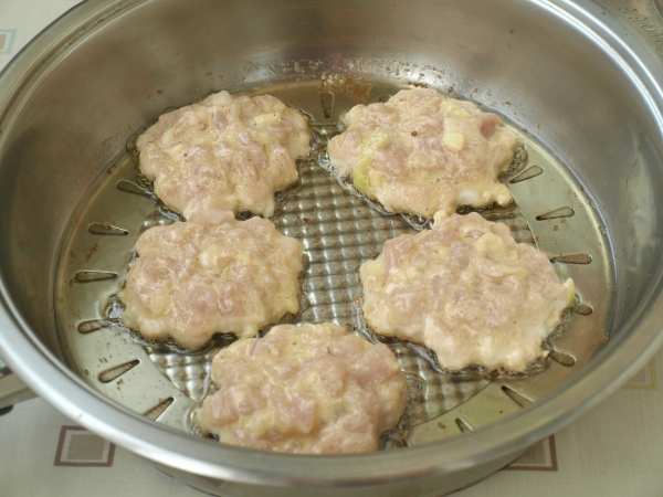 Положить фарш на сковороду