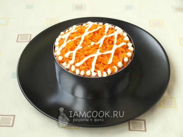 Положить слой моркови с майонезом
